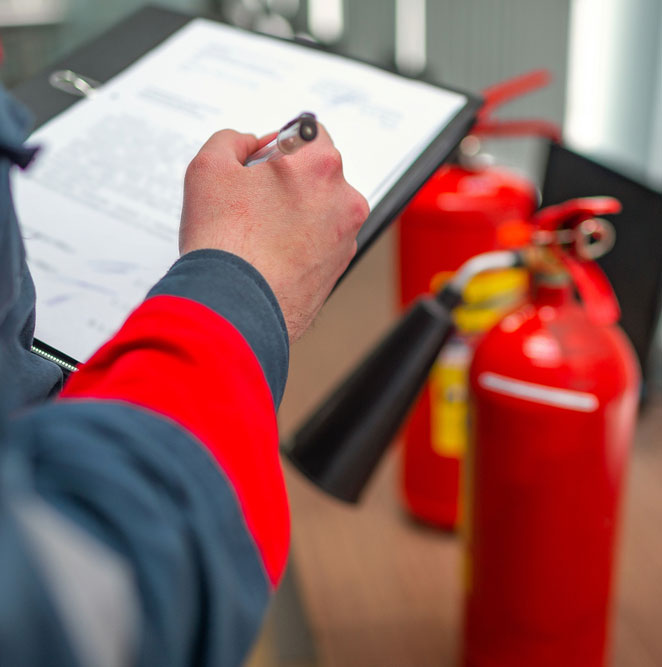 Expert en sécurité incendie en train de faire la maintenance et la vérification d'extincteurs 