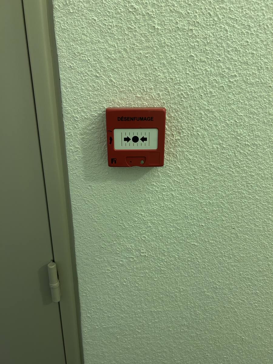 Demande de devis entreprise de sécurité incendie à Paris. Installation et maintenance désenfumage, extincteurs, alarmes