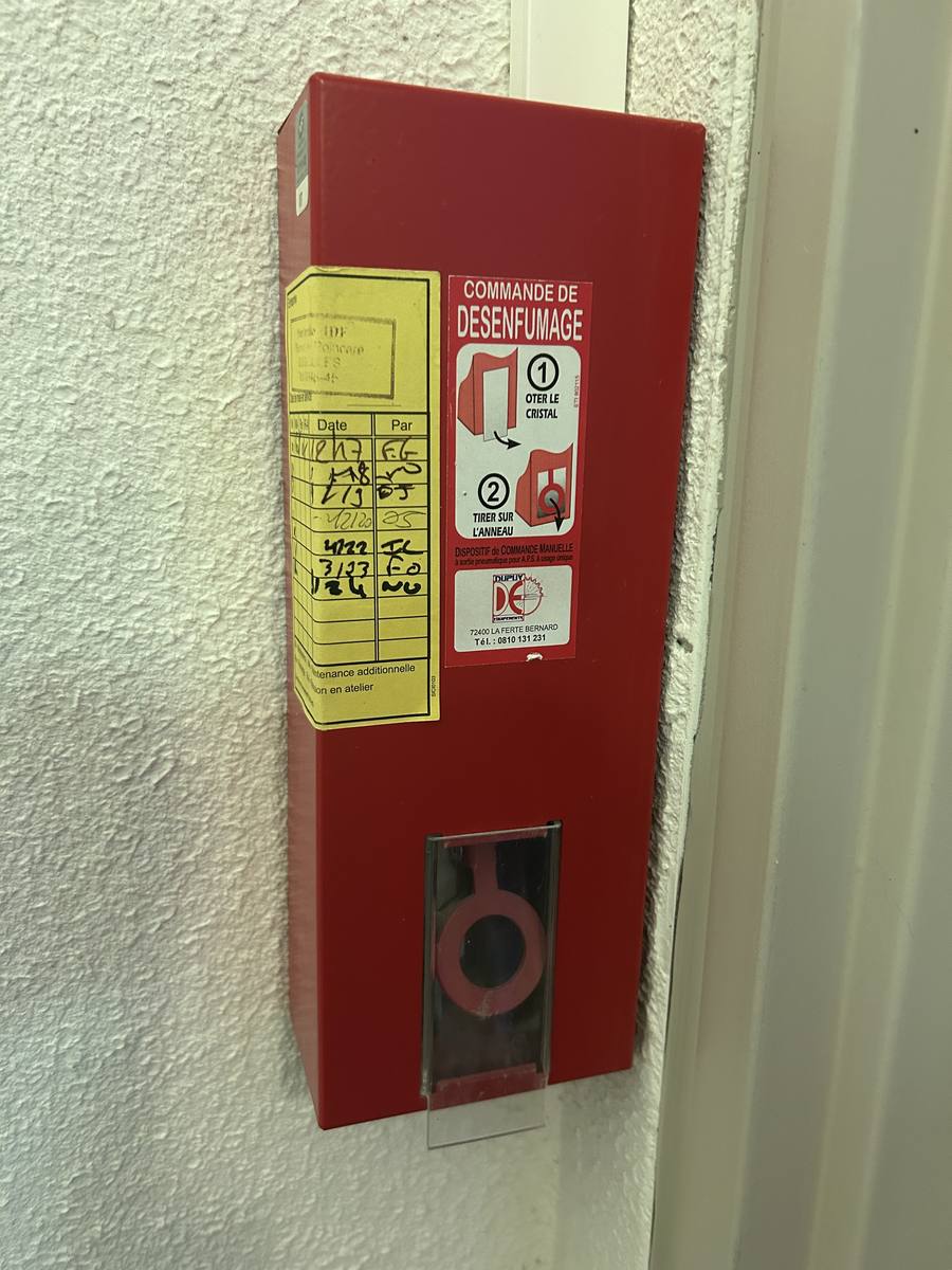 Installation, distribution et de la maintenance de matériel de sécurité incendie (extincteurs, baes, colonnes seches, eclairage, alarmes) dans le 78